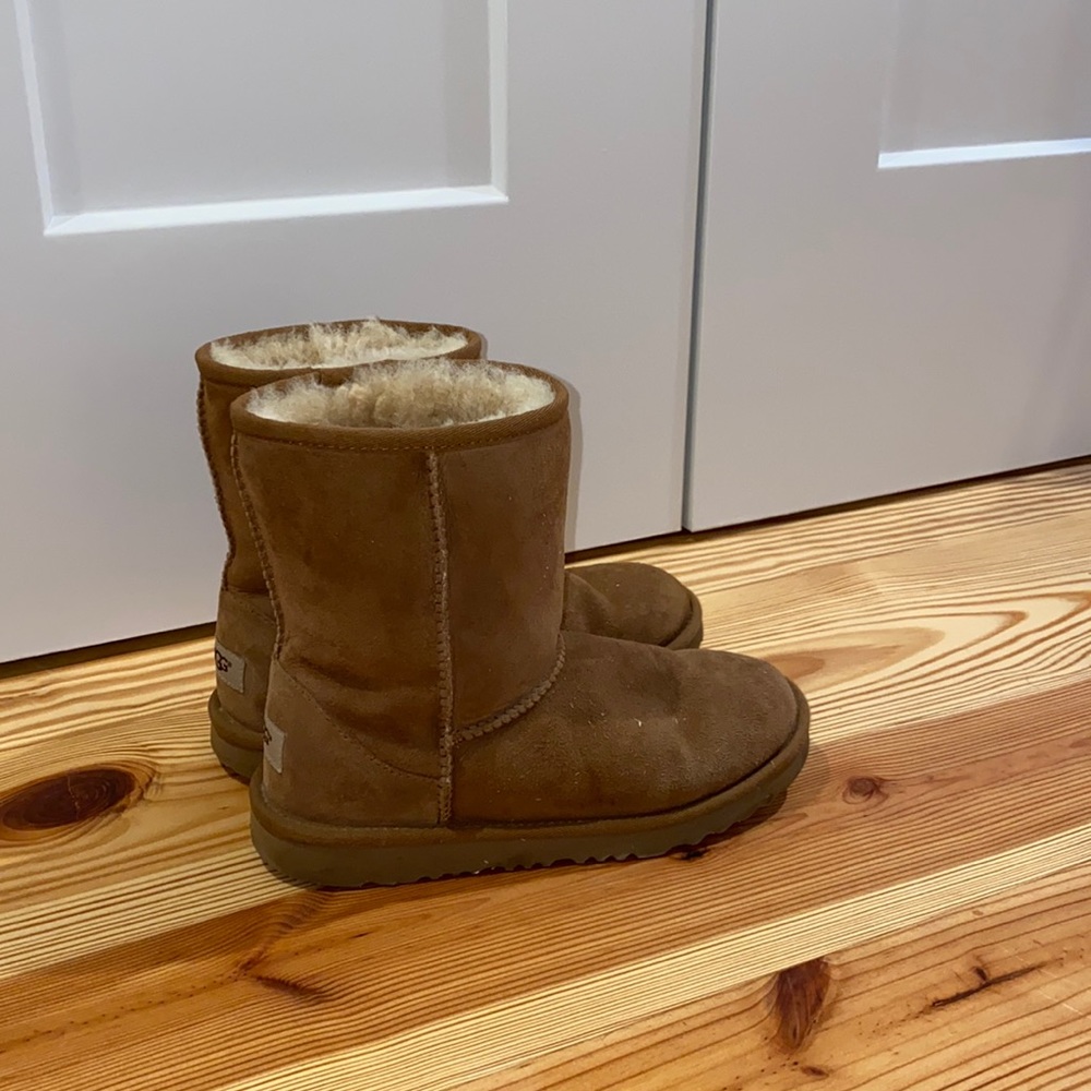 kids size 5 brown uggs